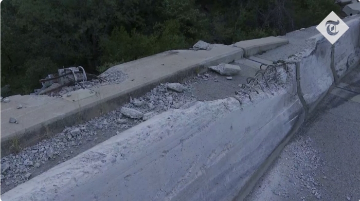 往莫里亞的朝聖巴士在橋上撞上障礙物而墜入山谷。（圖／YouTube@The Telegraph影片截圖）